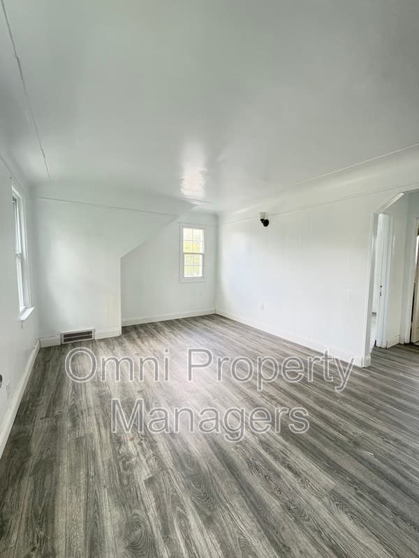 Warren House: 7568 Hudson Ave