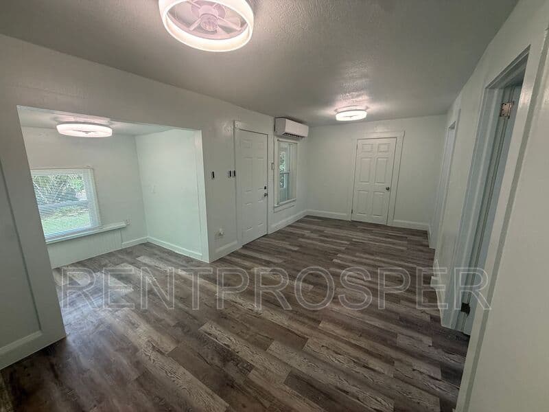 Deland House: 716 W Mansfield St