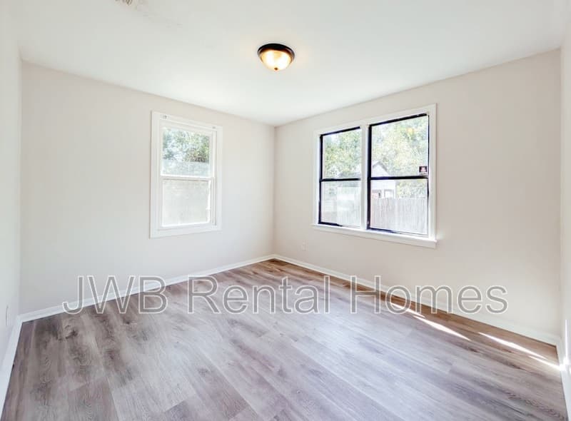 Jacksonville House: 768 Gardenia Ln