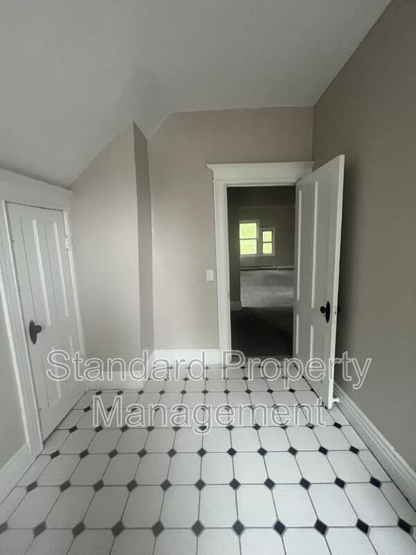 Rochester Condo: 293 Dartmouth St (Apt 2/Up)