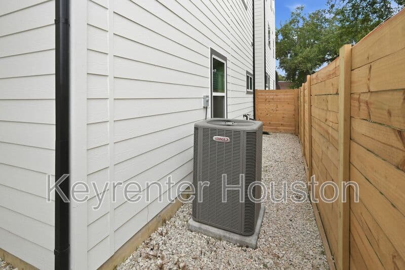 Houston House: 1993 Bauer Drive