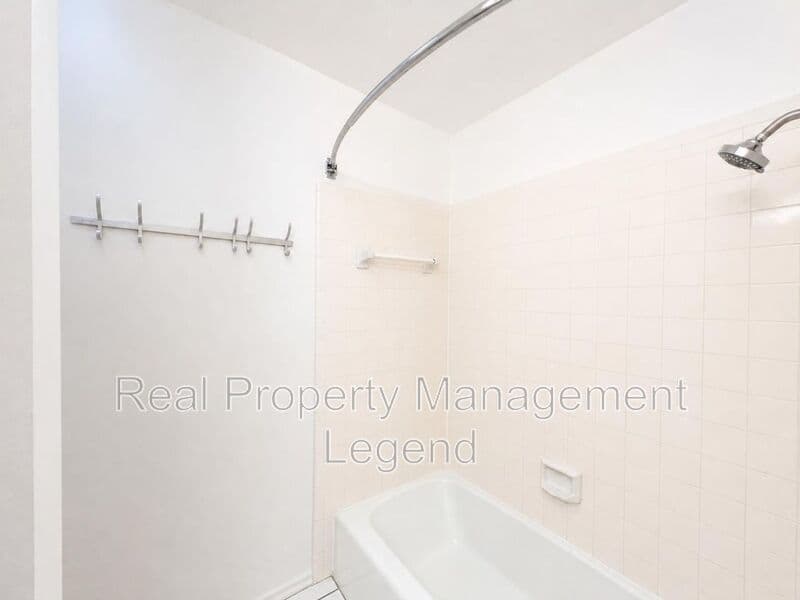 Benbrook House: 70 Legend Road