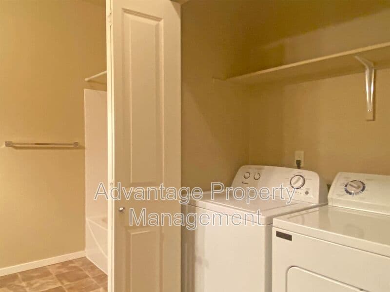Monmouth House: 501 N Catron Place