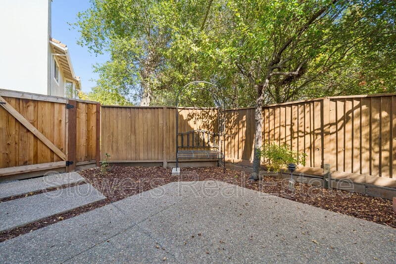 San Ramon Townhome: 613 S Blackbrush Ln
