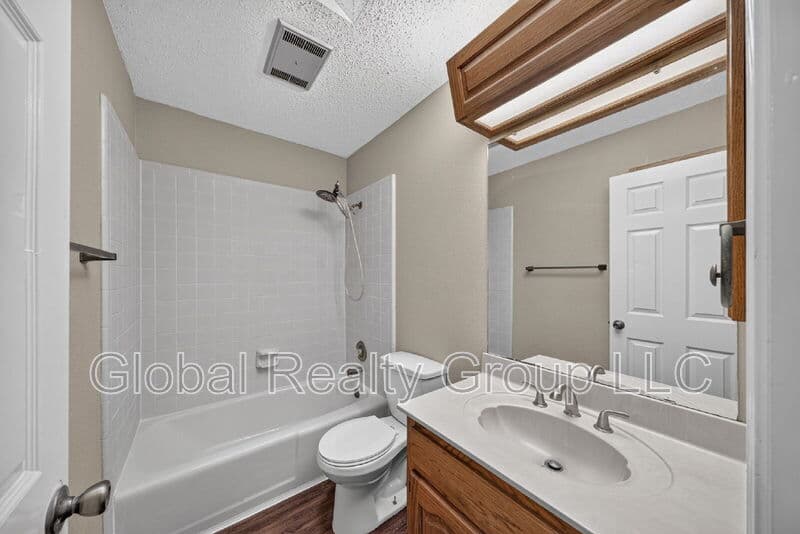 Universal City House: 118 Golden Way