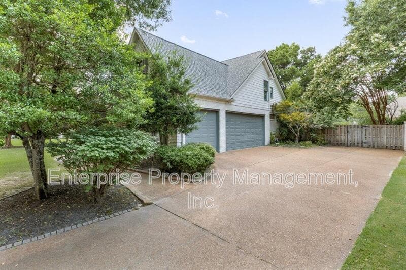 Collierville House: 10290 Shrewsbury Run Way