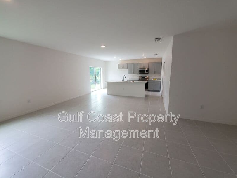 Port Charlotte House: 58 Kenly St