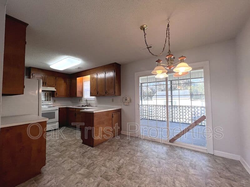 North Charleston House: 6649 Bent Creek Drive