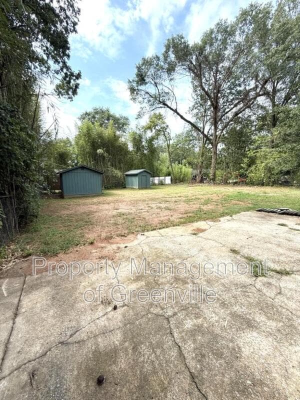 Taylors House: 205 W Lee Rd