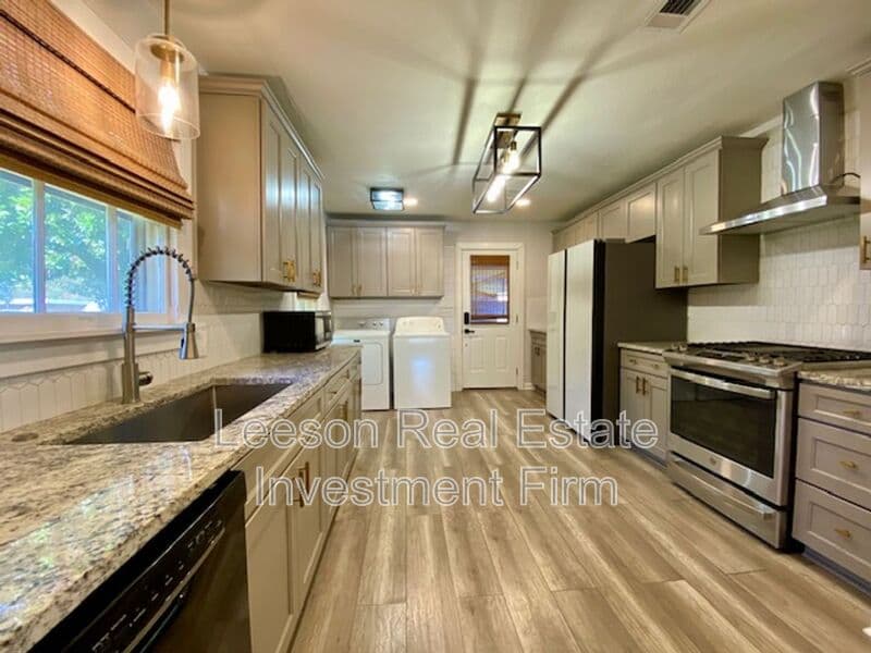 Shreveport House: 3792 Greenway Pl.