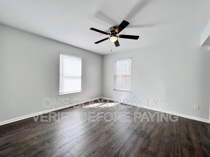 Williamsburg House: 120 Low Ridge Rd