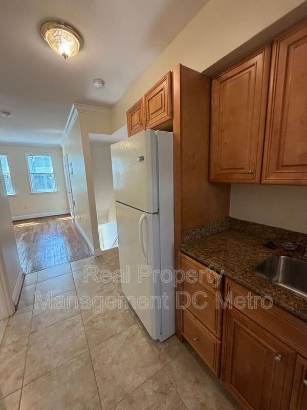 Washington House: 1924 E St NE