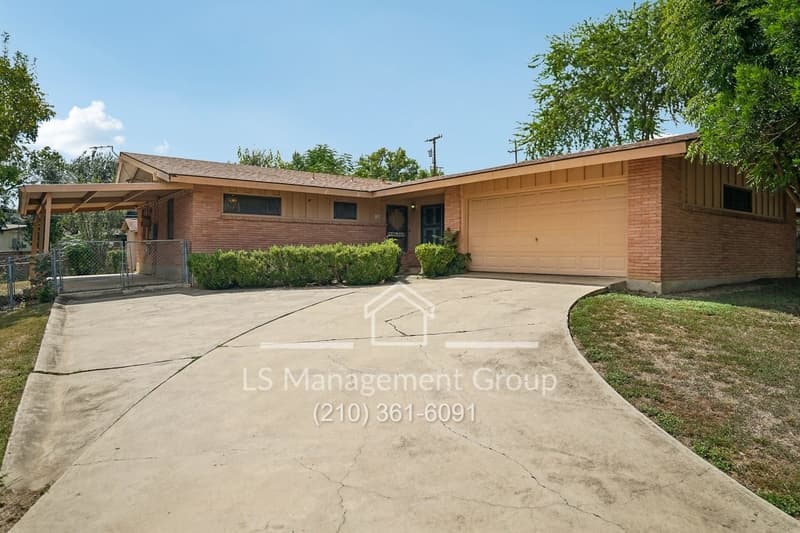 San Antonio House: 106 Springwood Drive