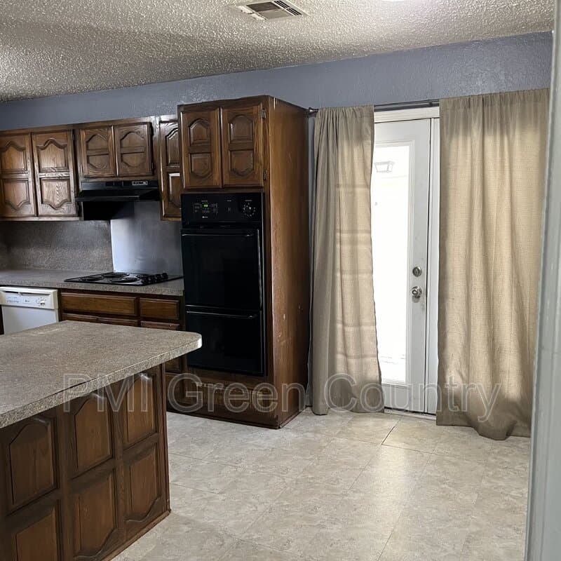 Tulsa House: 4547 E Young Ct