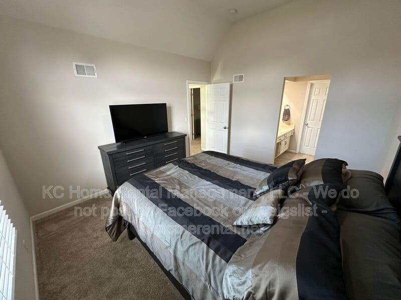 Overland Park House: 11429 W 142nd Ter