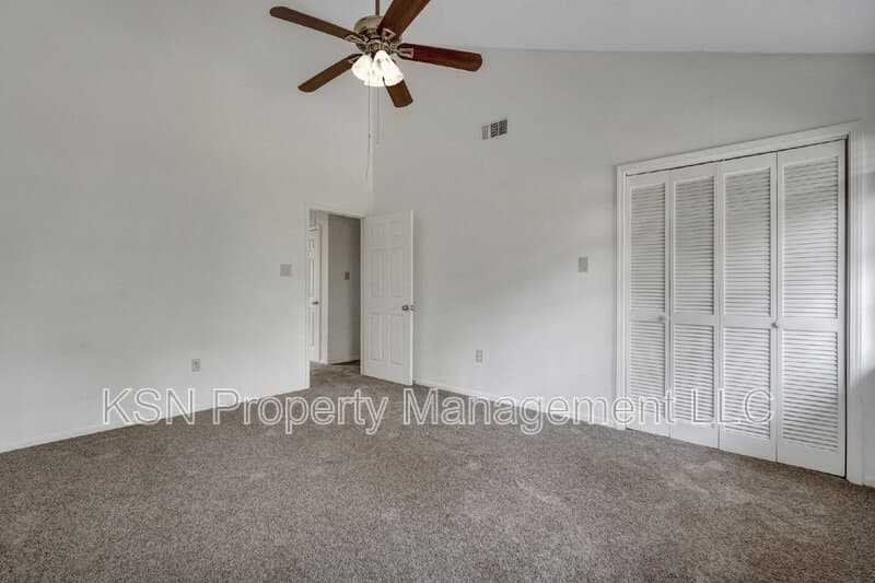 Savannah Townhome: 2220 East Victory Drive