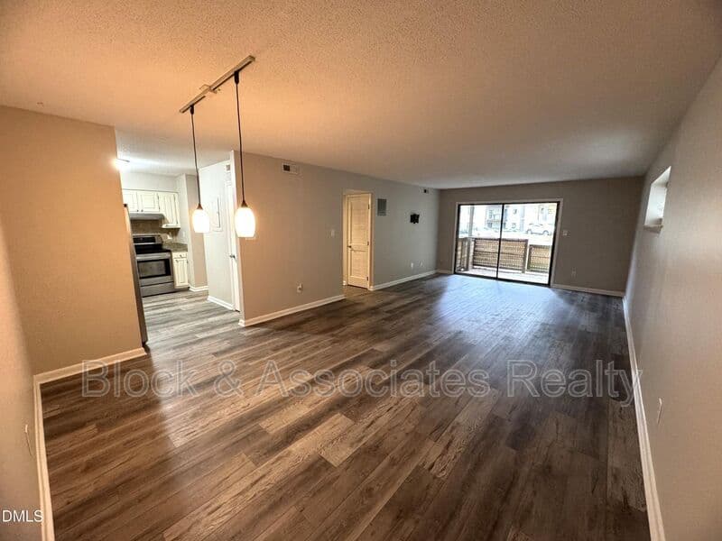 Raleigh House: 533 Pine Ridge Pl