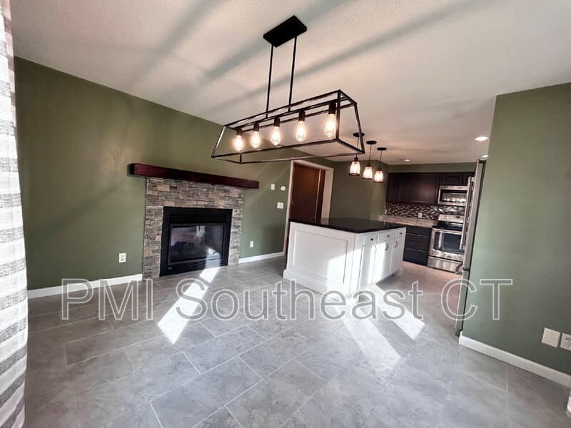 Mystic House: 250 Capstan Ave