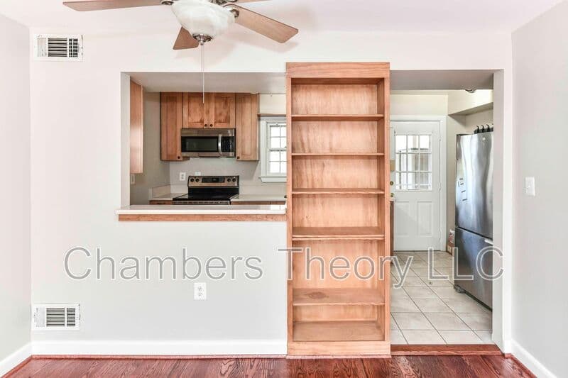 Falls Church Condo: 445 Hampton Ct