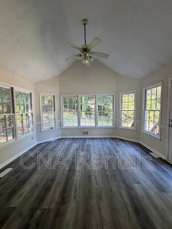 Woodstock House: 508 Brooksdale Dr