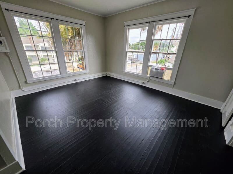 Pensacola Condo: 320 N Barcelona St