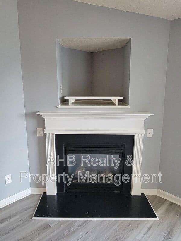Burlington House: 3473-3C Forestdale Dr.