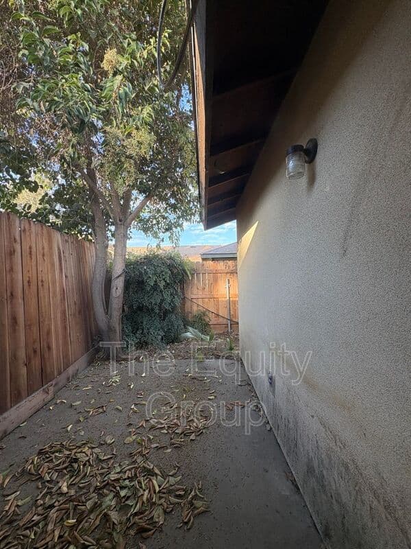 Visalia House: 1826 E Vassar Ave