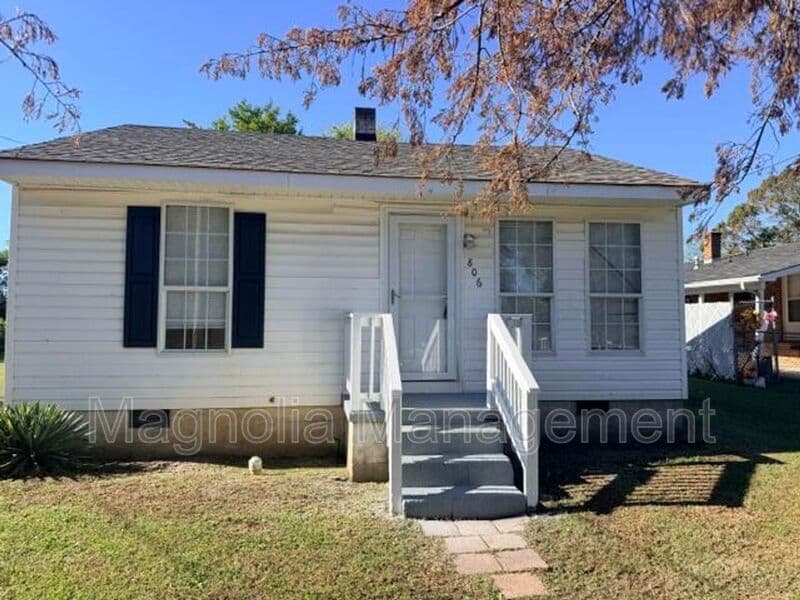 Henderson House: 806 East Ave.