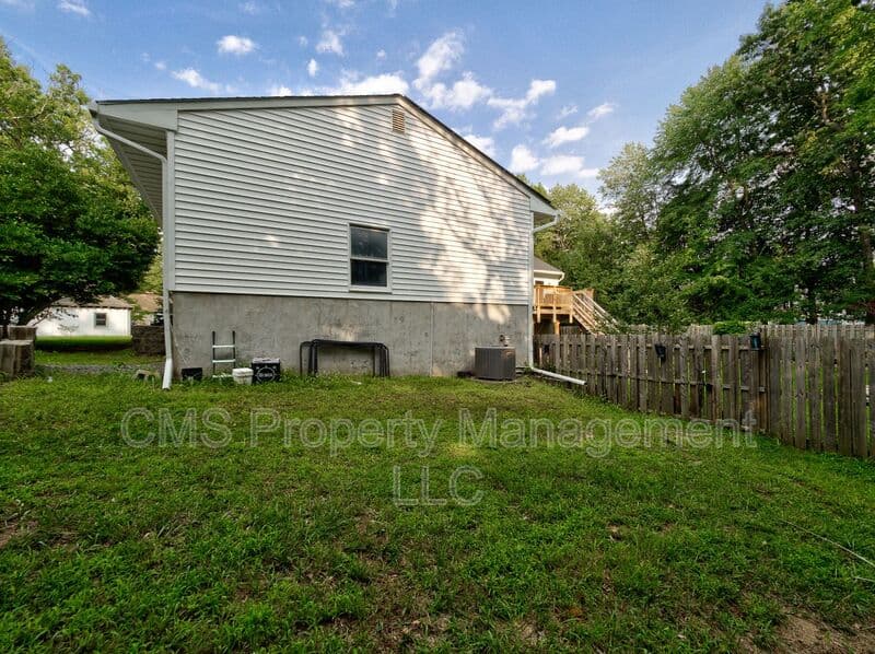 Morganville House: 17 Bauers Ln