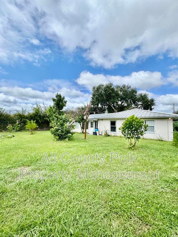 Lakeland House: 3919 Lehman Ct