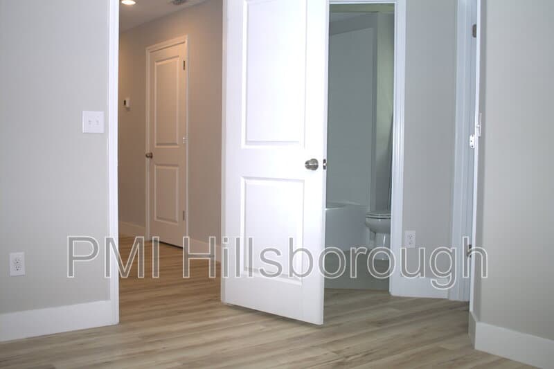 Riverview House: 11871 Dumaine Valley Rd