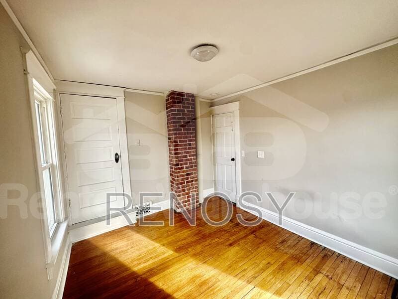 Des Moines House: 3114 School Street