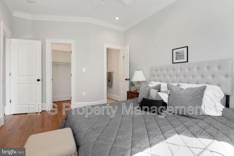 Washington House: 431 Manor PL NW