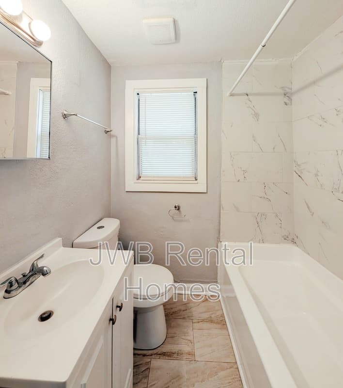 Jacksonville House: 7114 Bloxham Ave