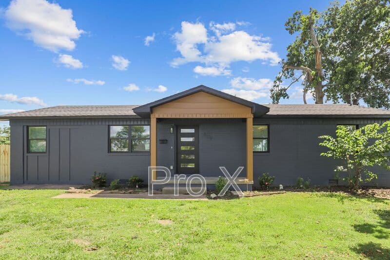 Bentonville House: 809 Carson Drive