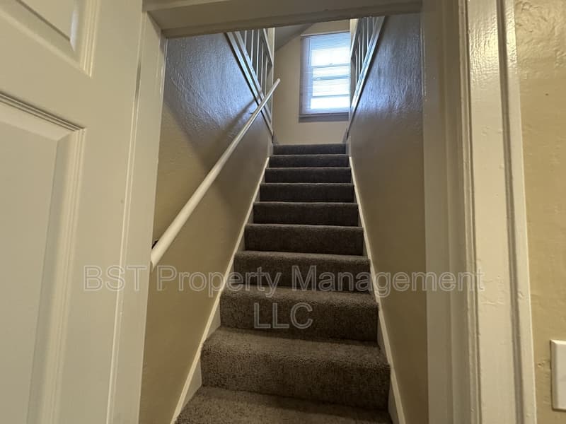 Salem House: 732 Bieber Avenue Northeast