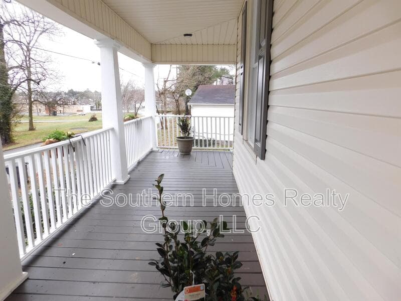 Athens House: 309 Glendale Avenue