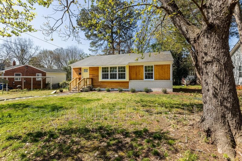 Raleigh House: 418 Lamont Street