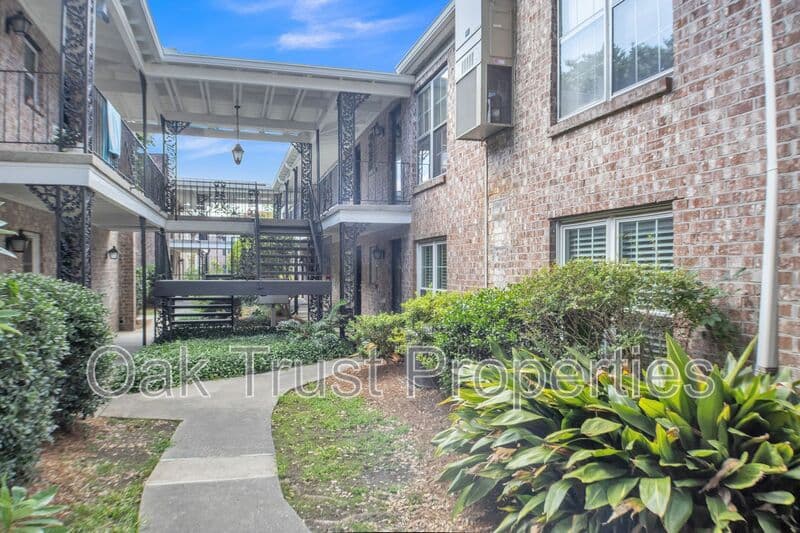 Charleston Condo: 874 S. Colony Dr 15B
