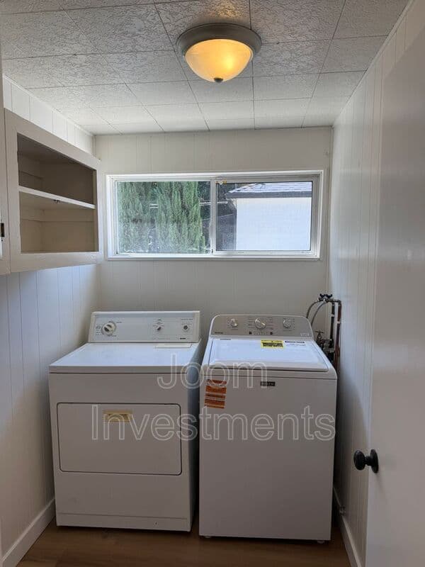 Los Angeles House: 2523 S Bentley Ave