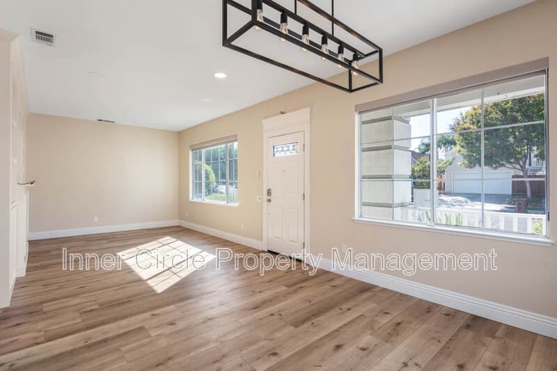 Brentwood House: 342 Chaucer Drive