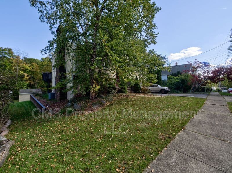 Bloomingdale House: 128 Reeve Ave