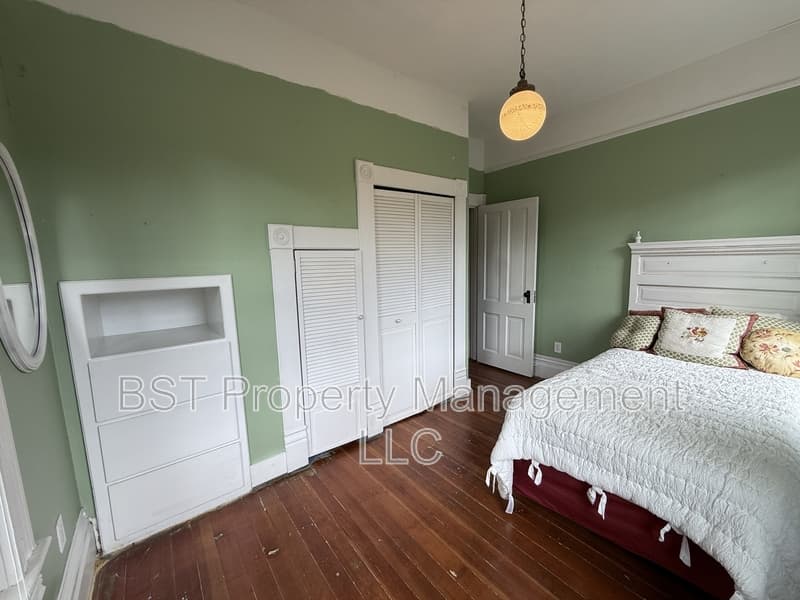 Silverton House: 1067 Oak Street - 1
