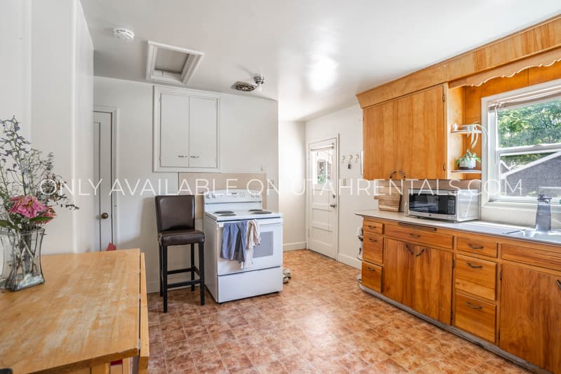 Provo House: 545 E 400 N