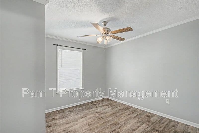Savannah House: 212 W 58th St