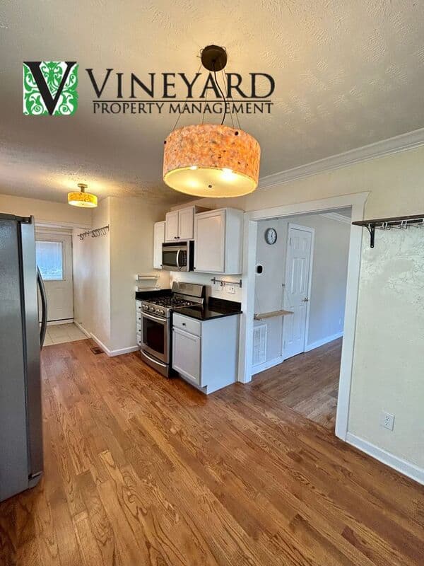 Smyrna House: 1995 Benson Ave SE