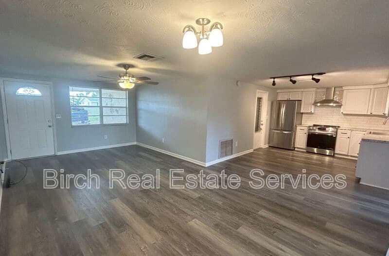 Holiday House: 3545 Nixon Rd