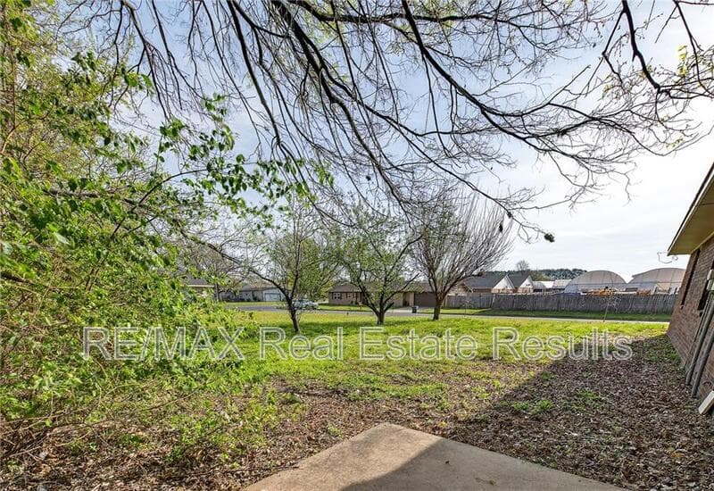 Fayetteville House: 4418 W Acoma St