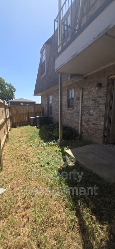 Benbrook Condo: 233 Vista Way