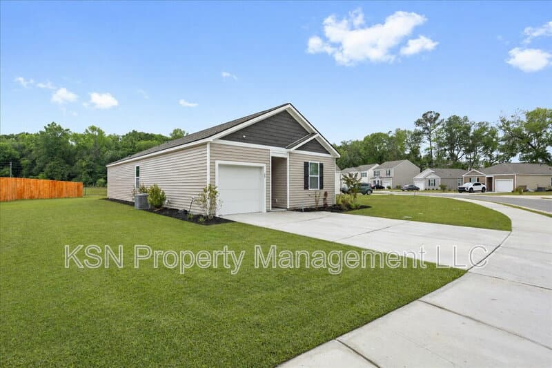 Hinesville House: 89 Hazy Ln